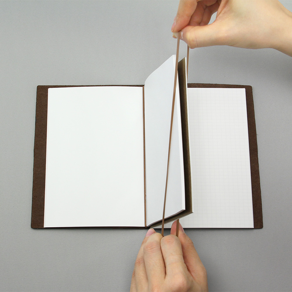 TRAVELER’S Notebook Passport Size Refill 011 - Connecting Rubber Band - Image 4