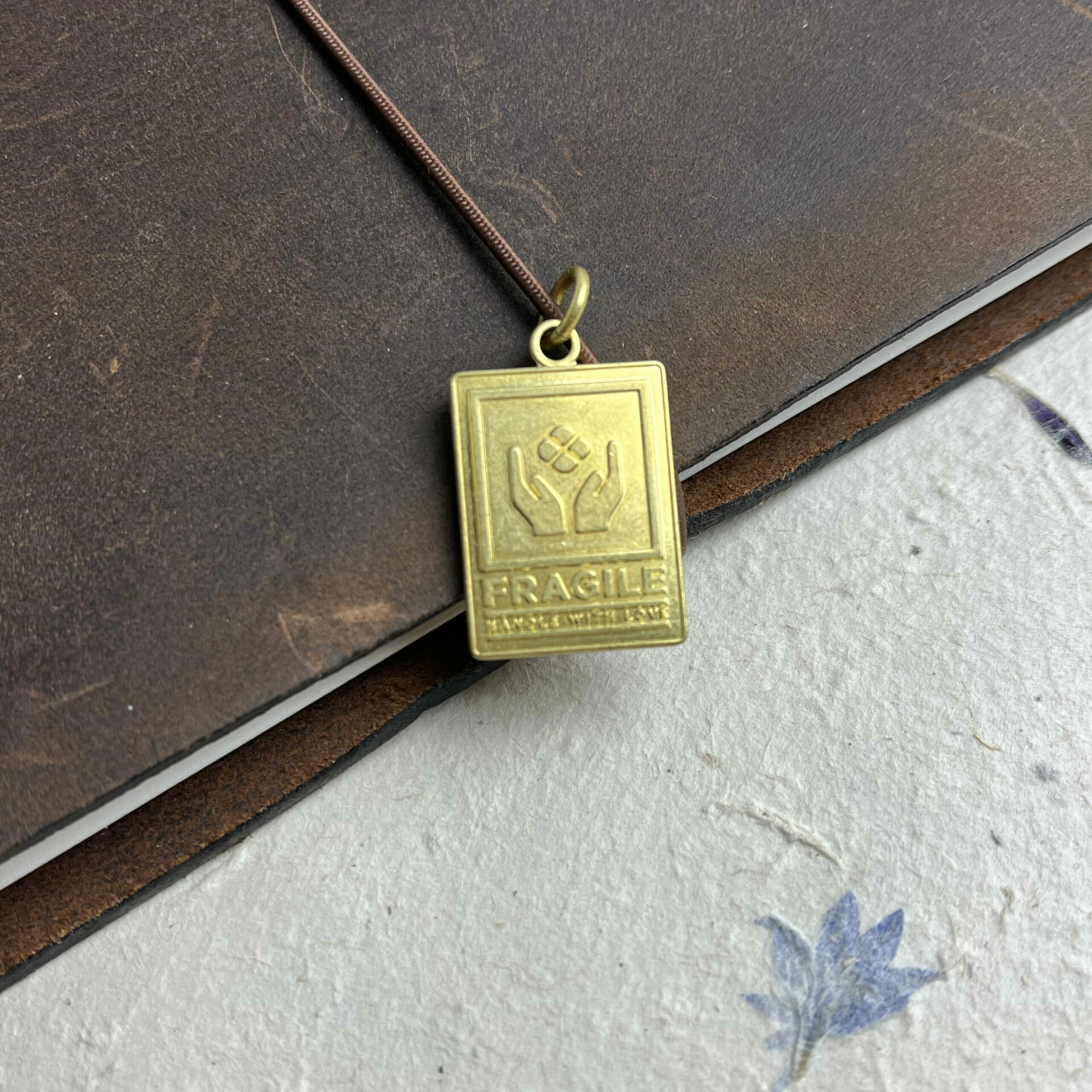 Baum-kuchen Brass Charm - Fragile