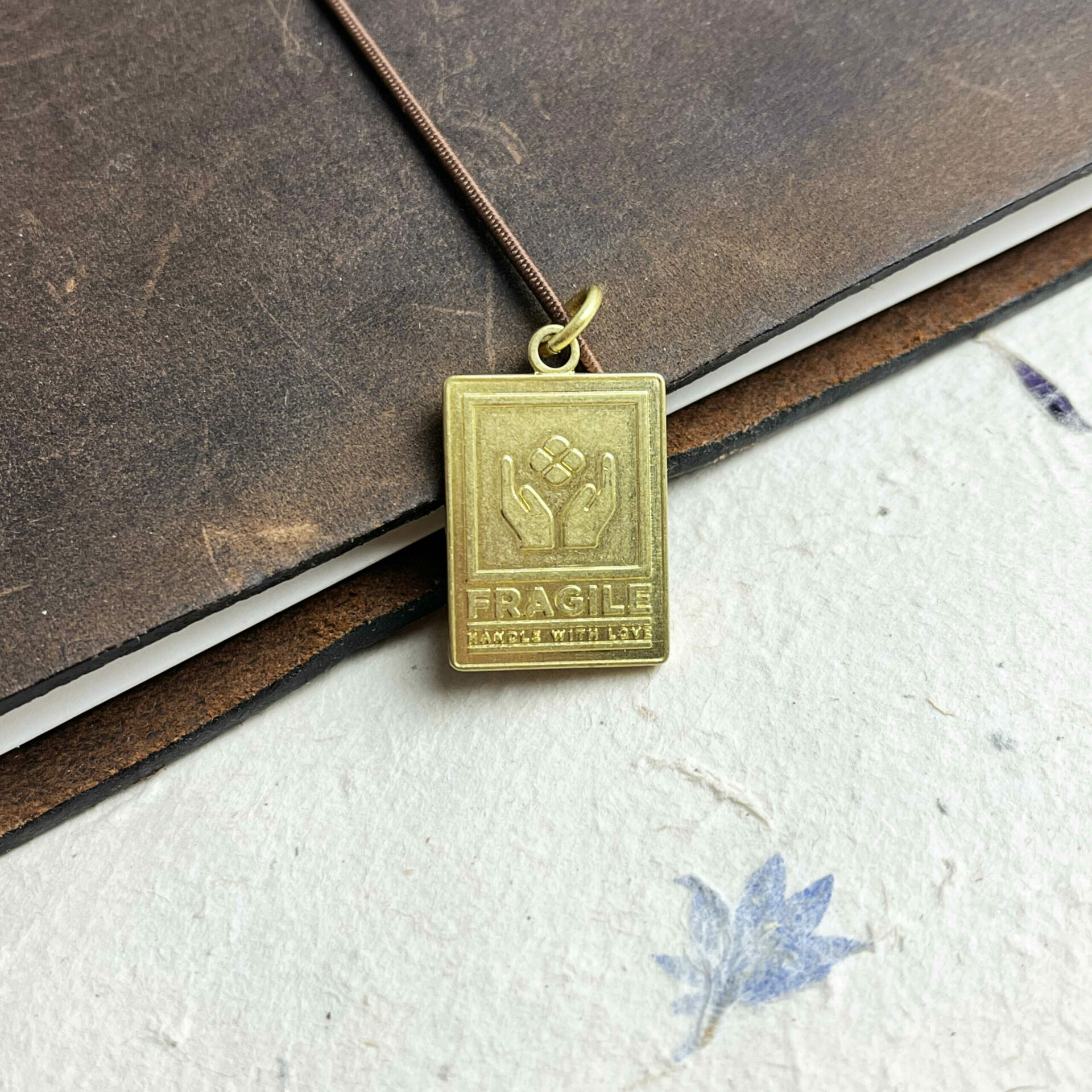 Baum-kuchen Brass Charm - Fragile