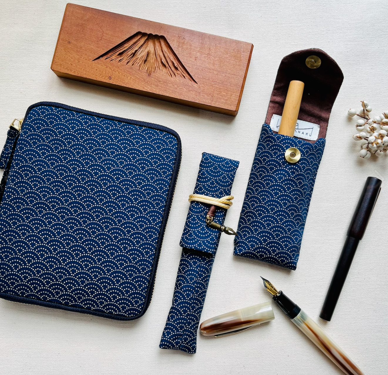 Kyoku Haku Japanese Kiku Pattern Pen Sleeve
