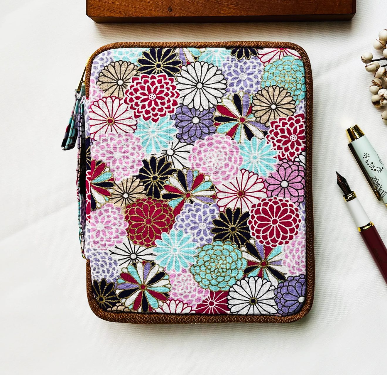 Kyoku Haku Dahlia Double Opening Zipped 10-Pen Case