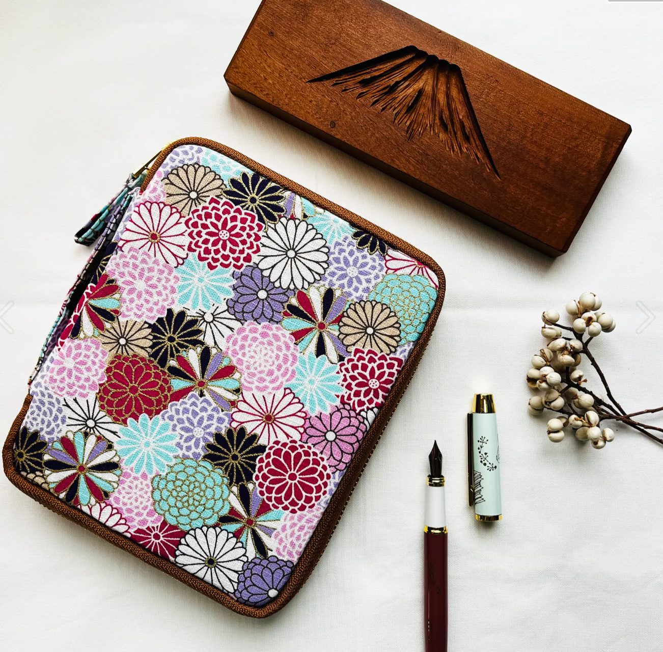 Kyoku Haku Dahlia Double Opening Zipped 10-Pen Case