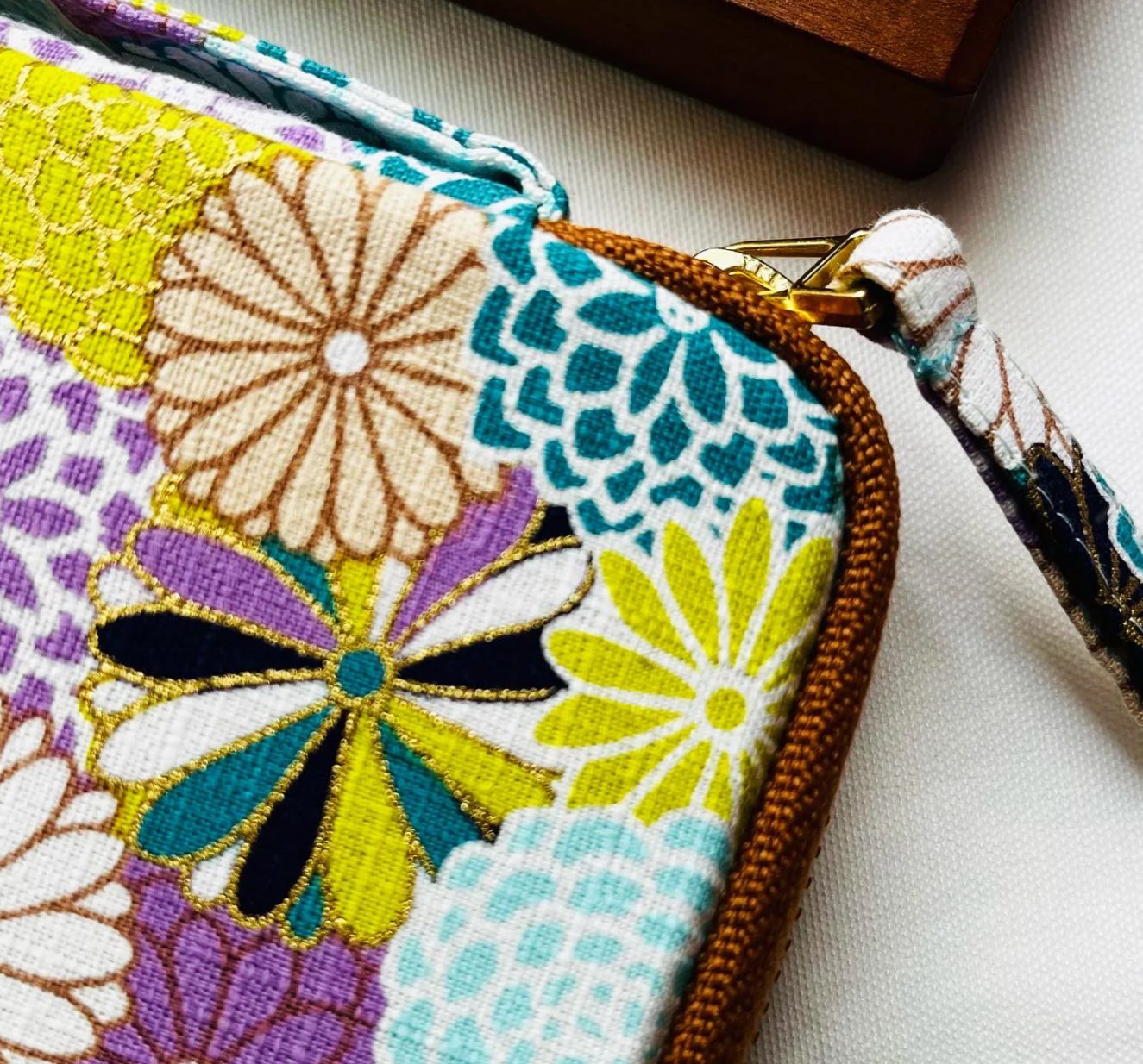 Kyoku Haku Dahlia Double Opening Zipped 10-Pen Case