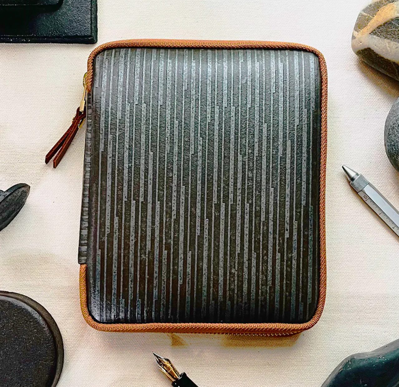 Kyoku Haku Iron Zipped 10-Pen Case
