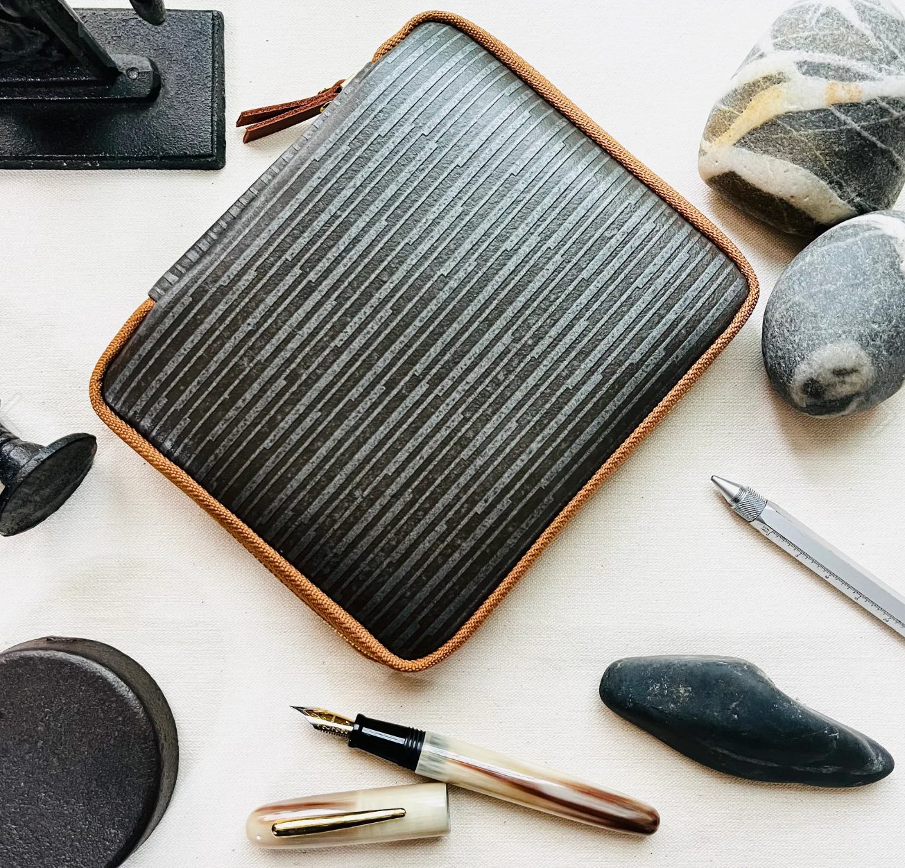 Kyoku Haku Iron Zipped 10-Pen Case