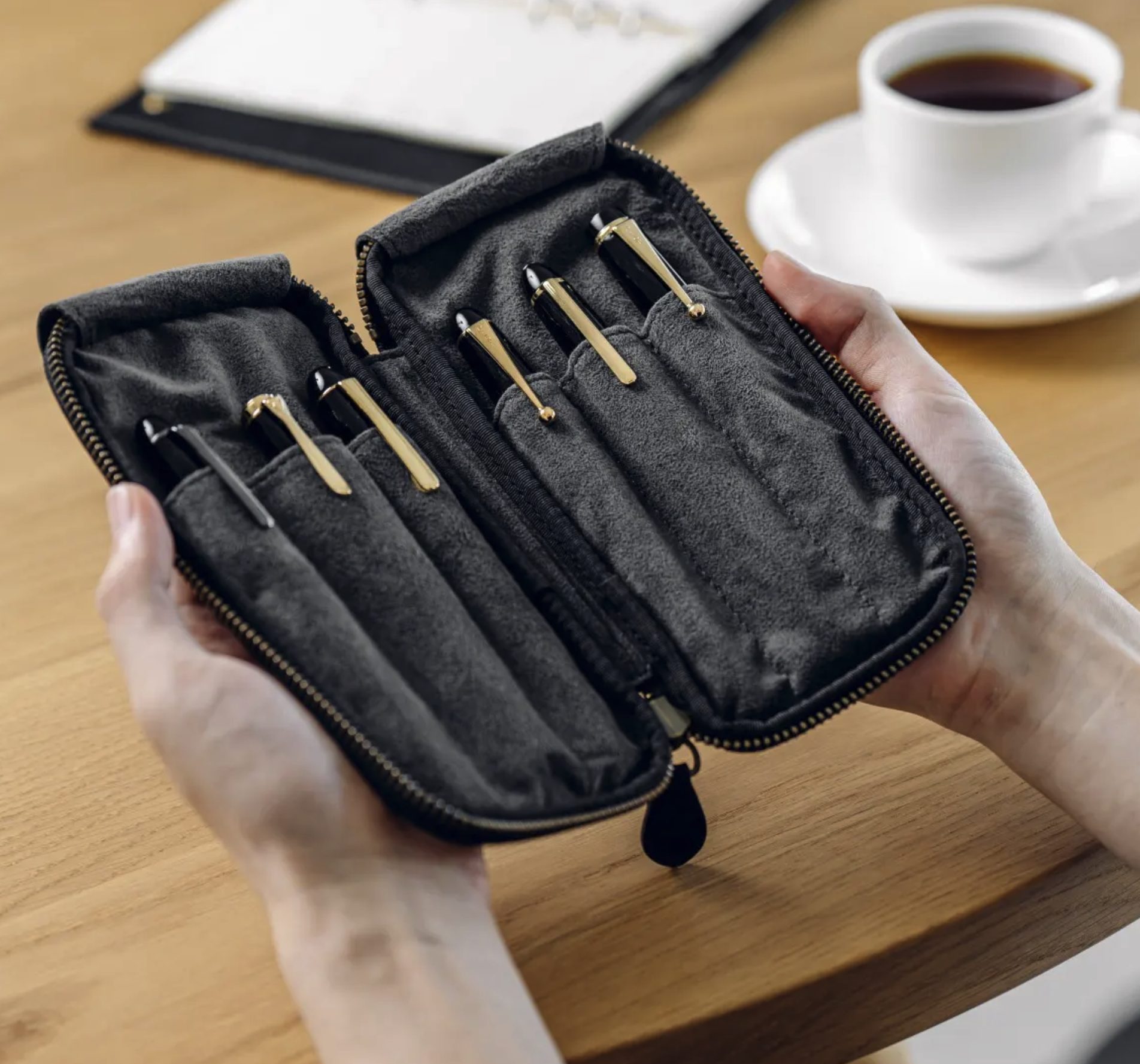 &Liebe 6-Pen Leather Zip Case