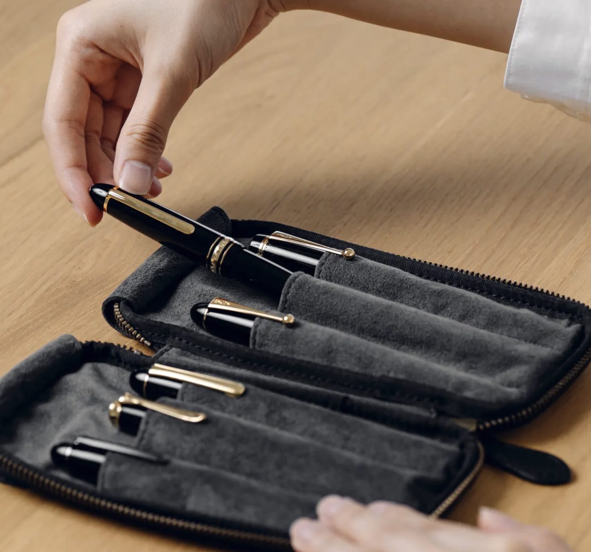 &Liebe 6-Pen Leather Zip Case