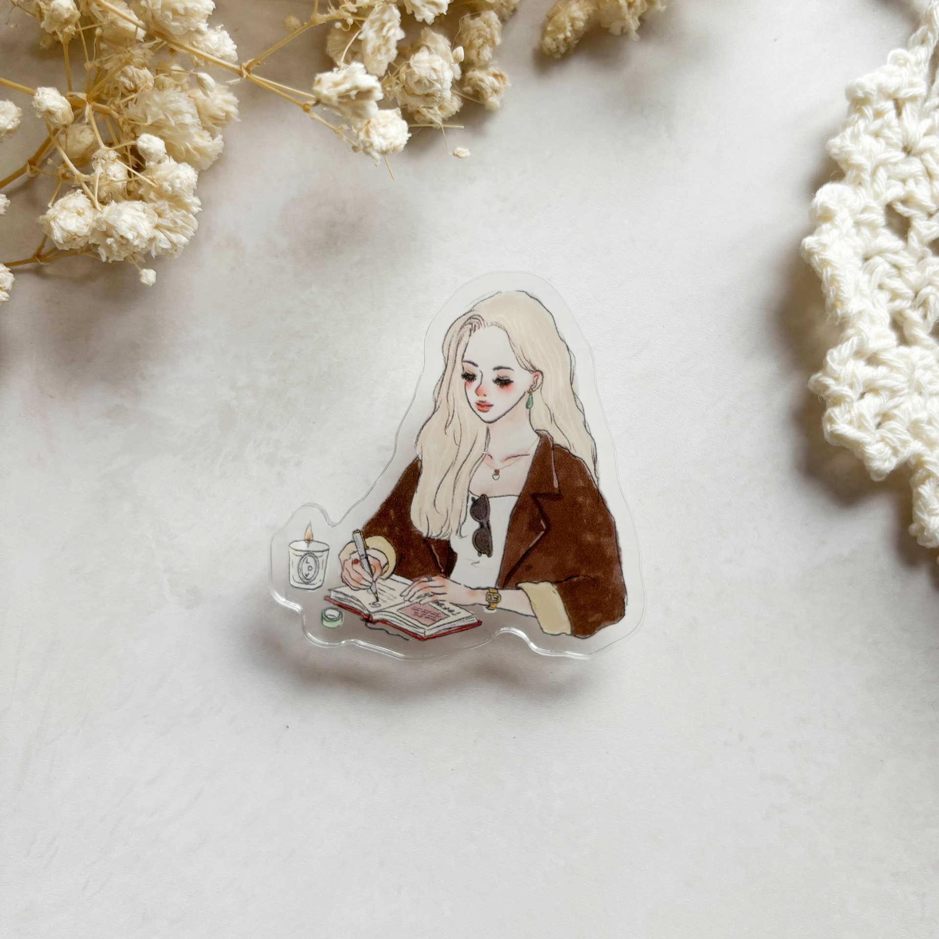 La Dolce Vita Acrylic Clip – Girl in a Brown Coat